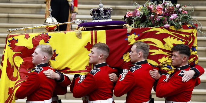 Der Sarg von Queen Elizabeth wird von acht Männern getragen. queen elizabeth