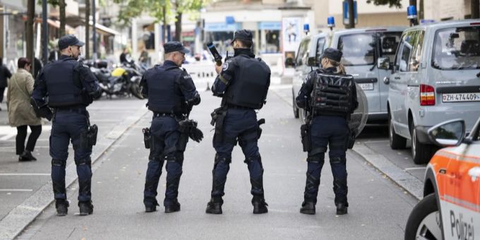 Polizisten bei einer Demonstration in Zürich. (Symbolbild) Polizei