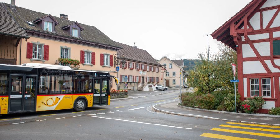 Die Zürcherstrasse im Zentrum der Gemeinde Stadel. - Bezirk Dielsdorf