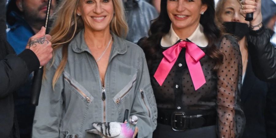 Sarah Jessica Parker (l.), die Taubentasche und Kristin Davis bei den Dreharbeiten zu «And Just Like That...».