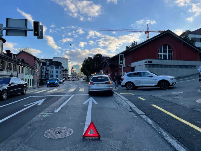 Die beiden Fahrzeuge mussten abgeschleppt werden Die beiden Fahrzeuge mussten abgeschleppt werden