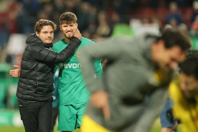 Kobel und Trainer Terzic jubeln nach dem Spiel zusammen. kobel