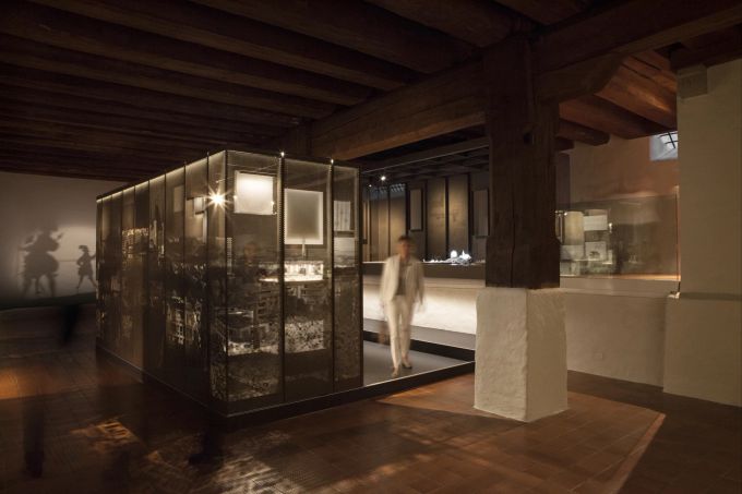 Pavillons mit Lochblech beherbergen Ausstellungsstücke. Von aussen ergibt das ein suggestives Spiel aus Licht und Schatten. Ausflüge schlechtes Wetter