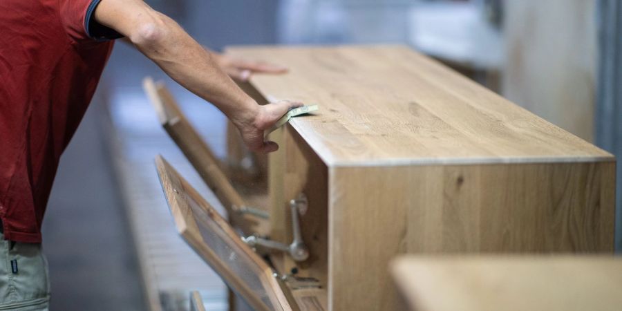 Wer Massivholzmöbel von kunststoffbeschichteten Möbelstücken unterscheiden möchte, muss oft genauer hingucken - etwa auf die Stirnholzseite. An ihr zeigen sich die Wachstumsringe des Baumes als kreisförmige Jahresringe.