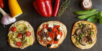 Pizza Zucchetti Peperoni Erbse rund selbstgemacht Belag
