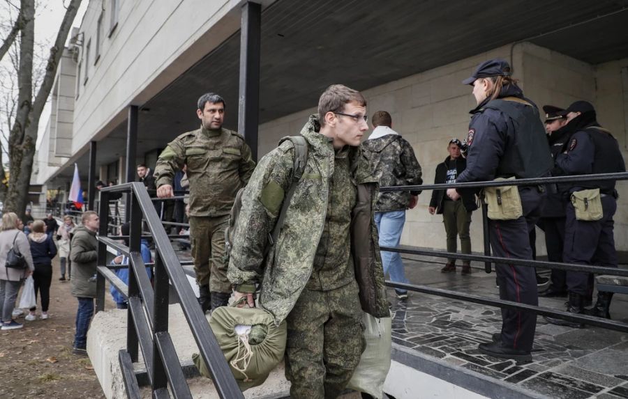 Russische Soldaten ziehen in den Ukraine-Krieg.