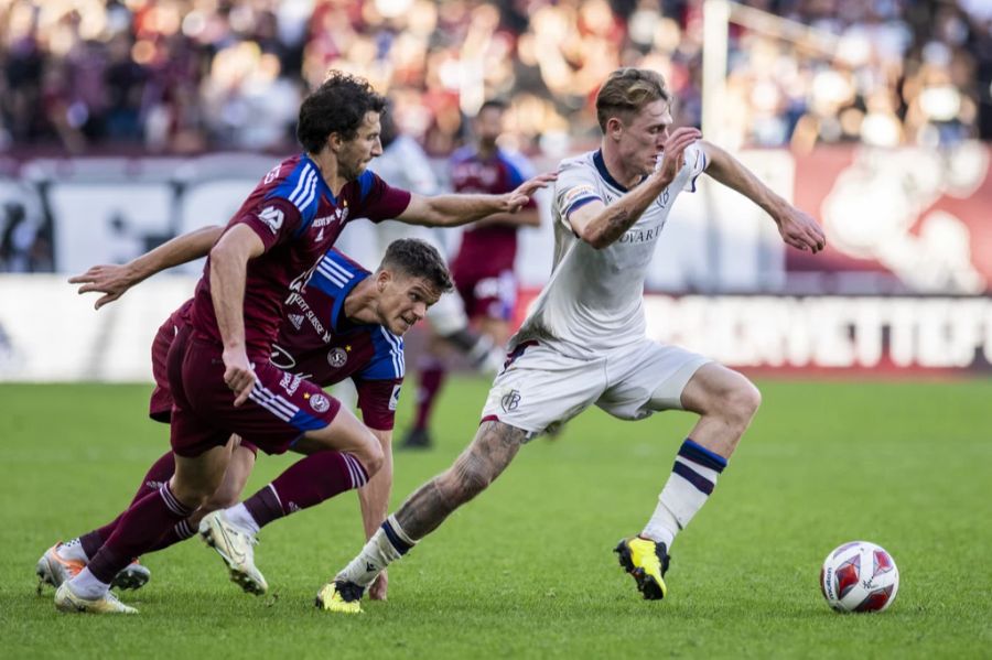 Basels Wouter Burger (r.) entwischt seinen Gegenspielern.