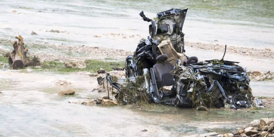 Dabei wurden zahlreiche Autos zerstört.