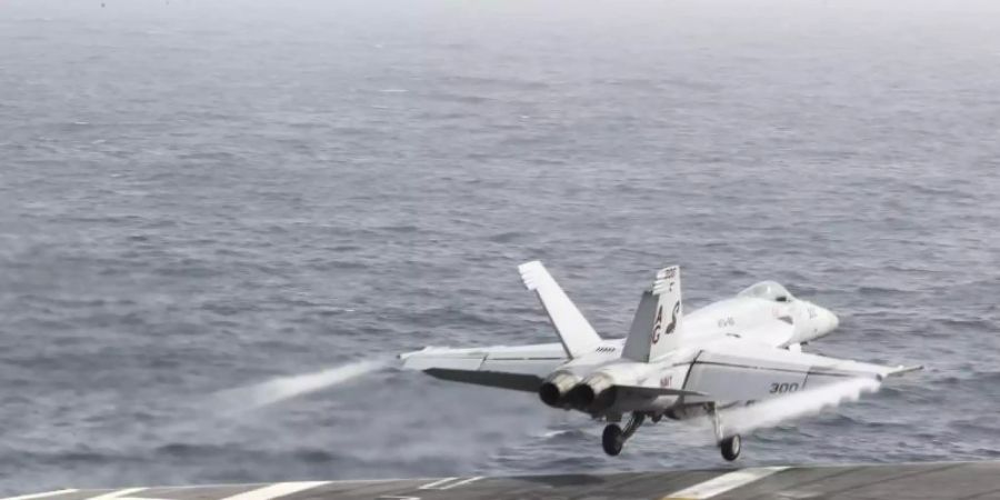 Ein F/A-18E Super Hornet Kampflugzeug beim Start vom Deck des Flugzeugträgers der Nimitz-Klasse, Abraham Lincoln (CVN 72). Foto: MCSN Dan Snow/Navy Office of Information/CENTCOM