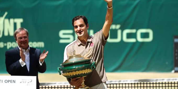 Roger Federer hält den Pokal bei der Siegerehrung nach dem Sieg in Halle 2019. Roger Federer