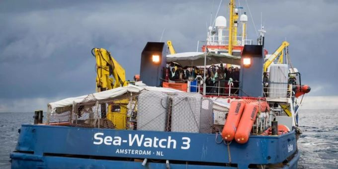 Das Schiff der deutschen Hilfsorganisation Sea-Watch hatte die Migranten am 12. Juni an Bord genommen. Foto: Chris Grodotzki/Sea-Watch.org/Archiv Das Schiff der deutschen Hilfsorganisation Sea-Watch hatte die Migranten am 12. Juni an Bord genommen. Foto: Chris Grodotzki/Sea-Watch.org/Archiv