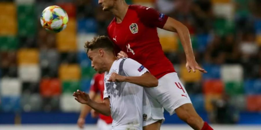 Deutschlands Luca Waldschmidt (l) und Österreichs Stefan Posch (o) kämpfen um den Ball. Foto: Cezaro De Luca
