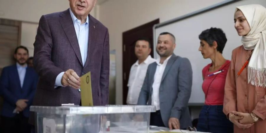 Wahlverlierer: Der türkische Präsident Recep Tayyip Erdogan im Wahllokal. Foto: Emrah Gurel/AP