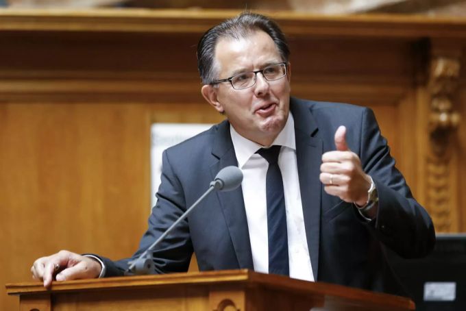 Der Luzerner FDP-Nationalrat Peter Schilliger zeigt für die 1500 Franken Anreiz Daumen hoch. FDP