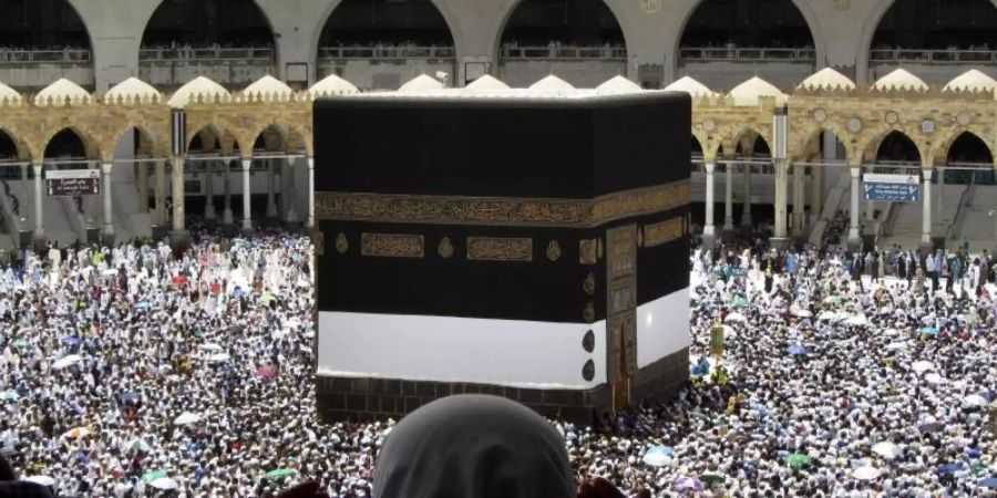 Tausende Pilger gehen um das würfelförmige Gebäude der Kaaba im Hof der Grossen Moschee von Mekka herum. Foto: Amr Nabil/AP