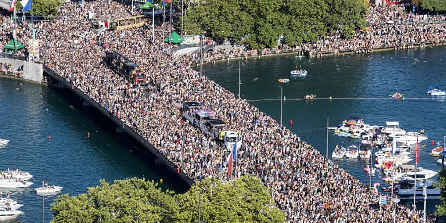 Auch in diesem Jahr dürfte es rund ums Seebecken wieder voll werden: Ab 14 Uhr sind 30 Love Mobiles am Start und Zürich wird zum Hotspot für elektronische Musik. (Archivbild)