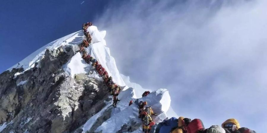 Eine lange Schlange von Bergsteigern steht am Mount Everest. Foto: Nirmal Purja/Nimsdai Project Possible/Ap