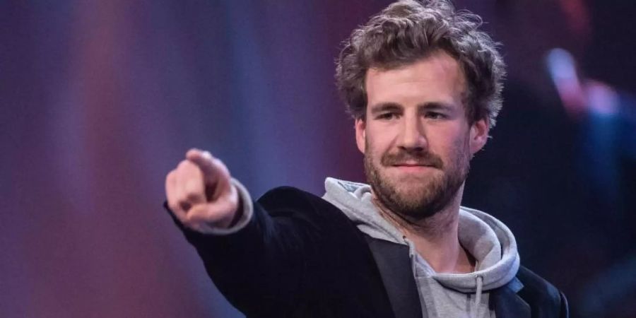 Der Auftritt von Luke Mockridge wirft viele Fragen auf. Steckt vielleicht eine verlorene Wette dahinter? Im Netz kursieren bereits viele Theorien. Foto: Guido Kirchner/Archiv