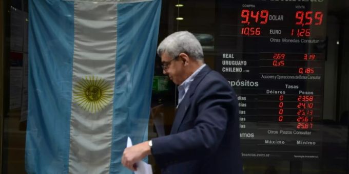 La bandera argentina frente a los datos financieros