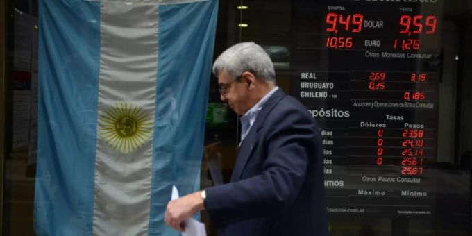 Argentinien-Flagge vor Finanzdaten argentinien flagge