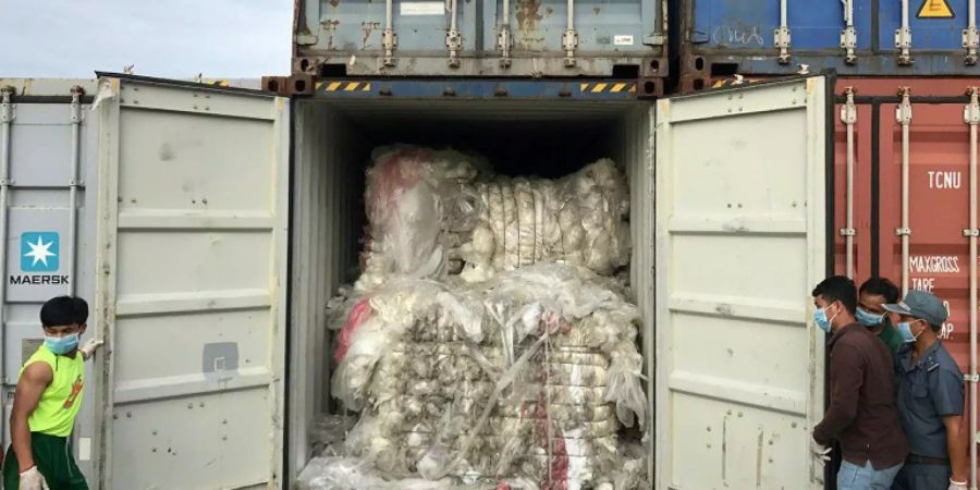 Plastikmüll in Schiffscontainern in Kambodscha