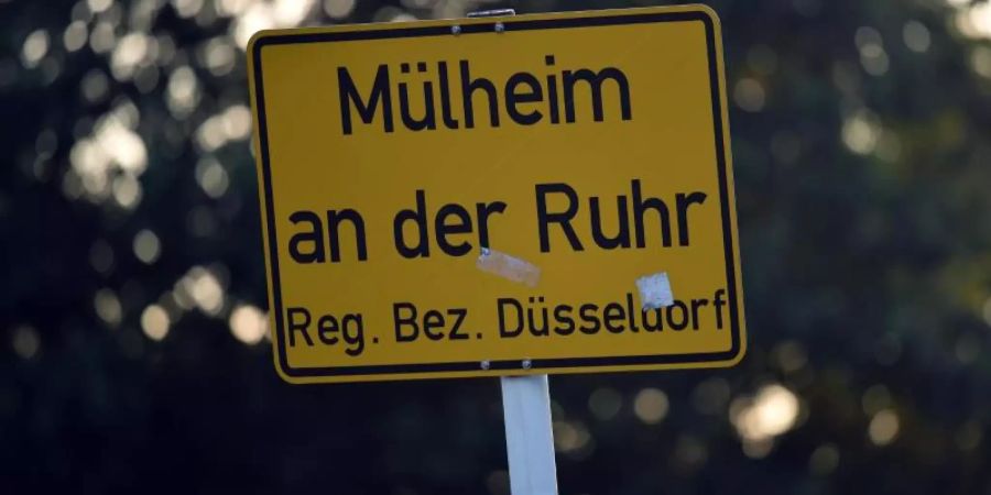 Das Ortsschild von Mülheim an der Ruhr. Foto: Caroline Seidel/Archivbild