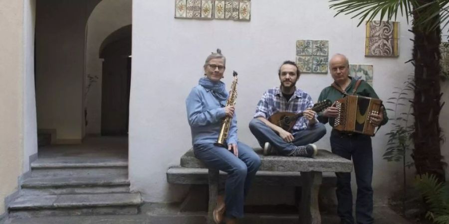Die Gruppe Vent Negru mit Esther Rietschin, Mattia Mirenda und Mauro Garbani (von links) pflegt die authentische Tessiner Musik.