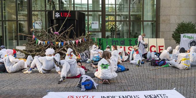 Umweltsünder - Darum protestierten die Klima-Streikenden vor UBS und CS
