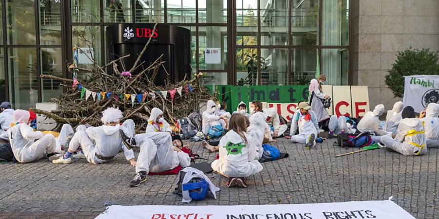 Aktivisten des Klimacamps der Gruppe Collective Climate Justice blockierten am ersten Aktionstag die Bank UBS am Aeschenplatz in Basel.