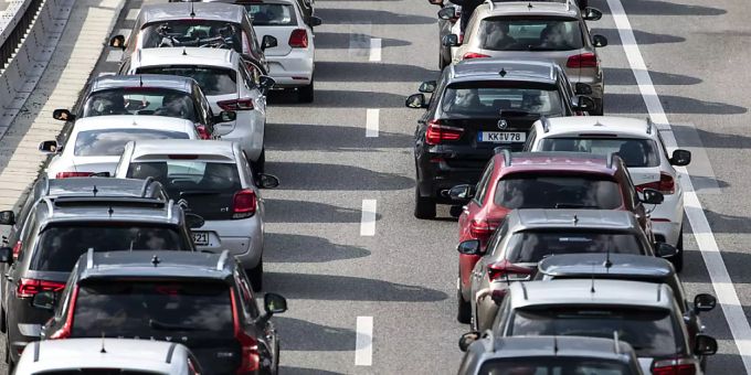 Ferienende - Sieben Kilometer Stau vor Gotthard Richtung Norden
