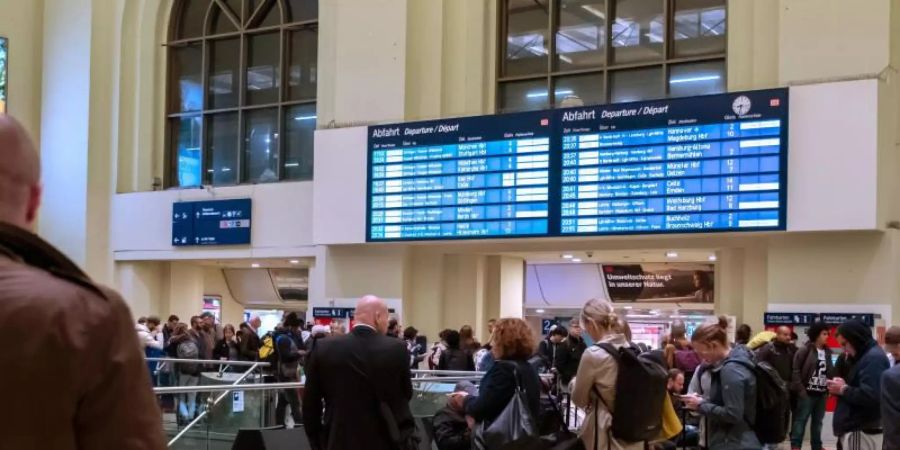 Reisende warten im Hauptbahnhof Hannover. Foto: Peter Steffen