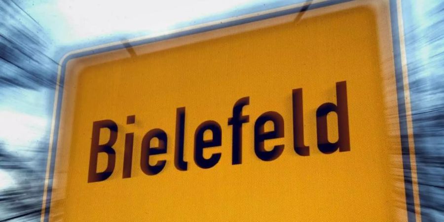 Ortsschild in Bielefeld: Die Stadt ist nach eingehender Prüfung zum dem Schluss gekommen, dass sie allen Gerüchten zum Trotz existiert. Foto: Oliver Krato