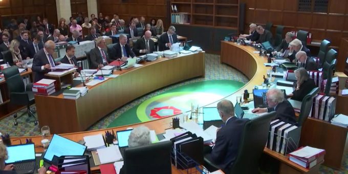 Richter sitzen während einer Anhörung in einem Saal des Supreme Court, des Obersten Gerichtshofs von Grossbritannien. Brexit