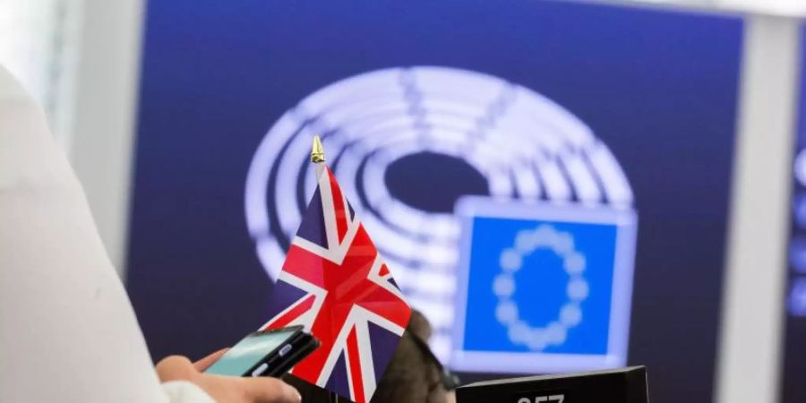 Eine Fahne des Vereinigten Königreiches steht während einer Plenarsitzung des Europäischen Parlaments auf dem Tisch der Abgeordneten Lucy Harris (Brexit-Partei). Das Ringen um den Brexit geht in die heisse Phase. Foto: Philipp von Ditfurth