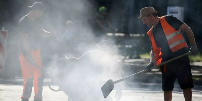 Strassenbauarbeiter reparieren Schäden Strassenbauarbeiter reparieren Schäden