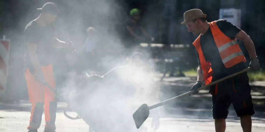 Strassenbauarbeiter reparieren Schäden