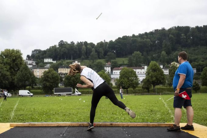 Freiweillige machen sich am 22.06.19 bereit den Stabwurf einer Athletin des DTV Benkens am Eidgenössischen Turnfest in Aarau zu messen. Eidgenössisches Turnfest Freiwillige