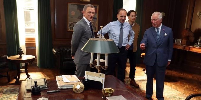 Der britische Prinz Charles (r) trifft die Schauspieler Daniel Craig (l), Ralph Fiennes (2.vl.) und den Regisseur Cary Fukunaga bei einem Besuch des Sets des 25. James-Bond-Films in den Pinewood Studios. Prinz Charles
