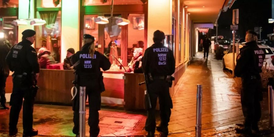 Polizisten bei einer Razzia in Bochum