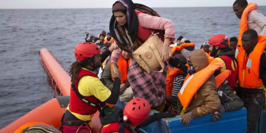 Flüchtlinge werden nördlich der libyschen Stadt Sabratha aus einem Schlauchboot gerettet. Ihnen droht oft der Rücktransport in das Bürgerkriegsland. Foto: Emilio Morenatti/AP