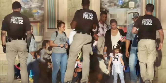 Festnahme von Migranten an der US-Grenze. Asylrecht einwanderung