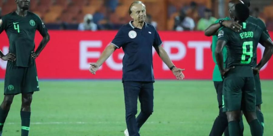 betreut seit August 2016 die «Super Eagles»: Nigerias Trainer Gernot Rohr (M) zeigt sich nach dem Aus beim Afrika-Cup enttäuscht. Foto: Oliver Weiken