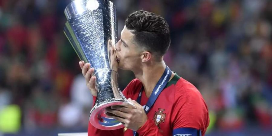 Eine weitere Trophäe für Portugals Superstar: Cristiano Ronaldo küsst den Nations League-Pokal. Foto: Martin Meissner/AP