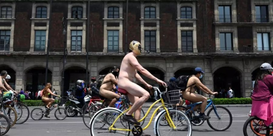 Viele Radfahrer trugen Masken