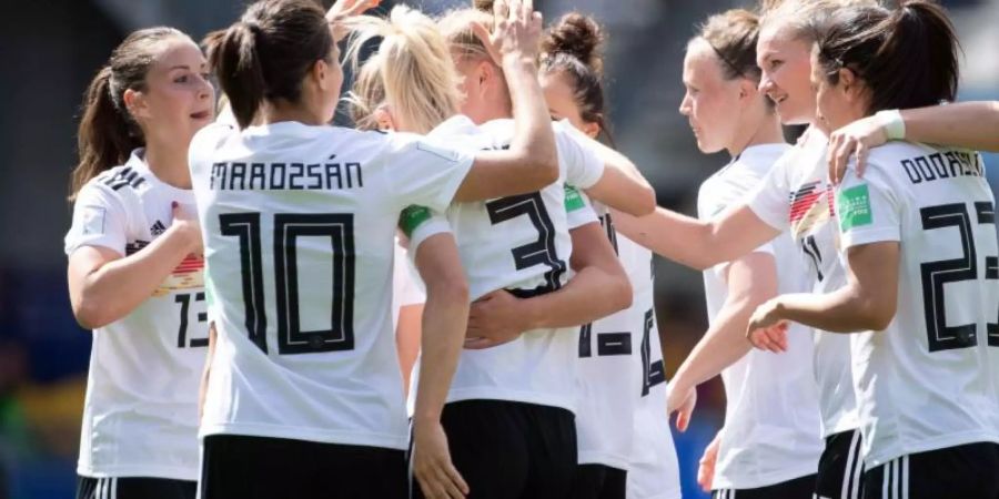 Die deutschen Spielerinnen jubeln nach dem Tor zum 1:0. Foto: Sebastian Gollnow
