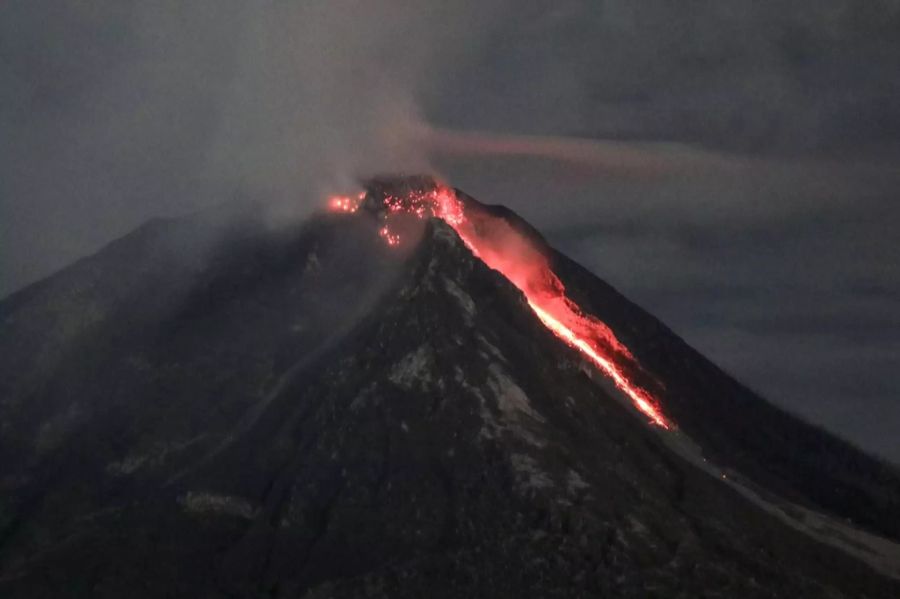 Anwohner an Flussufern rund um den Sinabung wurden aber aufgerufen, auf mögliche Lavaströme zu achten.