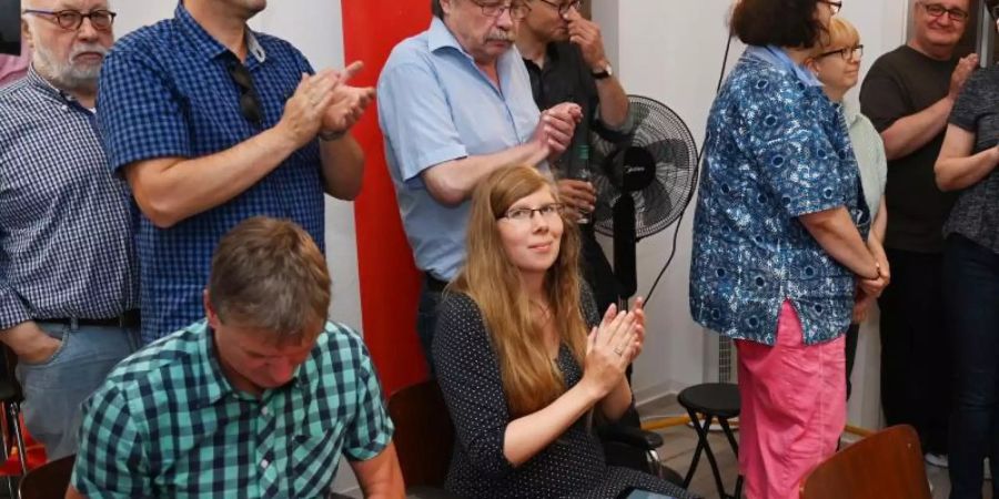 Linke-Mitglieder applaudieren nach der Bekanntgabe des Ergebnisses der Urabstimmung für eine rot-grün-rote in Bremen. Foto: Carmen Jaspersen