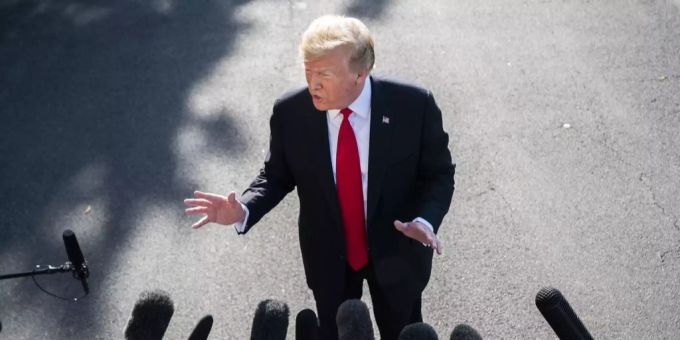 Donald Trump dürfte sich vor dem öffentlichen Auftritt von Sonderermittler Robert Mueller vor dem US-Kongress fürchten. Mit der Befragung rückt nämlich erneut die Russland-Affäre in den Fokus der Öffentlichkeit. Robert Mueller Donald Trump