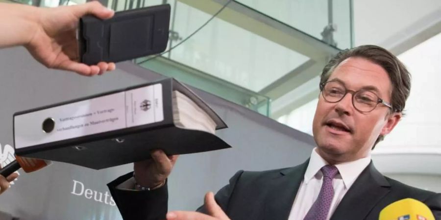 Jede Menge Transparenz: Bundesverkehrsminister Andreas Scheuer (CSU) präsentiert Aktenordner mit Vertragsentwürfen zur Pkw-Maut. Foto: Jörg Carstensen