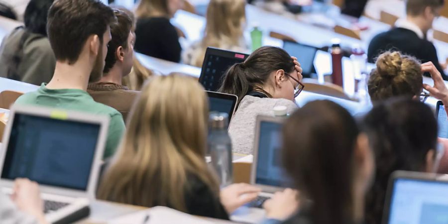 Die Universität St. Gallen platzt aus allen Nähten. Abhilfe soll ein neuer Campus am Rand der St. Galler Altstadt schaffen. (Archivbild Keystone/Christian Beutler)